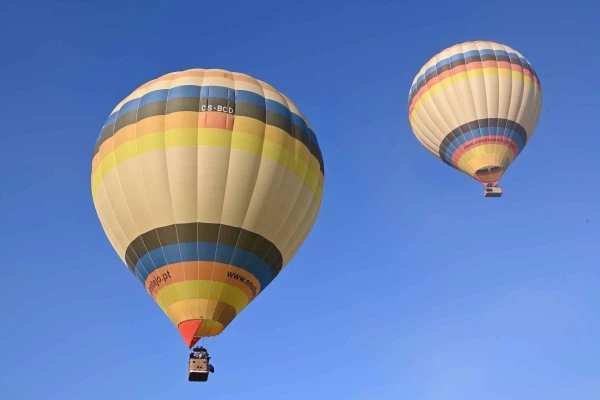 Shared hot air balloon flight experience outside the estate
