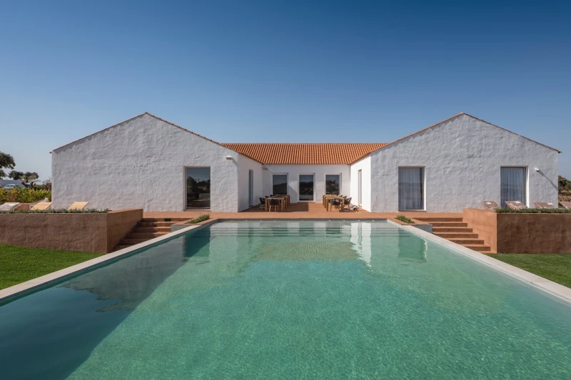 Artesanato portugu&ecirc;s, design italiano e um futuro edif&iacute;cio de Aires Mateus: este &eacute; o hotel alentejano que defende o luxo sustent&aacute;vel