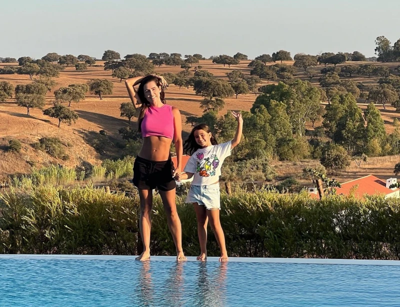 Deborah Secco passa f&eacute;rias no Alentejo